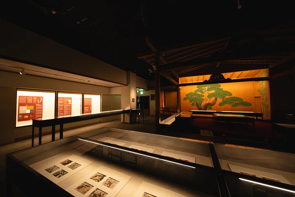 新宿歌舞伎町能舞台で開催された過去展の会場風景
