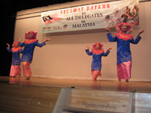 マレーシア民族舞踊団「ムカール・ブダヤ」のショーが来場者を楽しませた