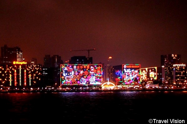 香港の街々はクリスマスに向け電飾も模様替え
