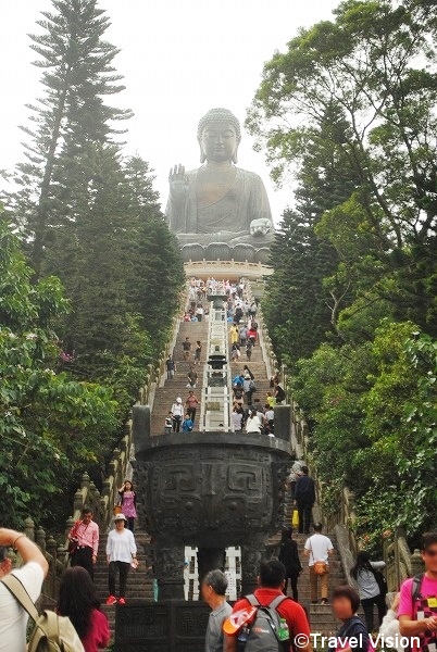 天壇大仏への階段。訪れている人々の風貌は様々で、各国からの旅行者が訪れていると思われる