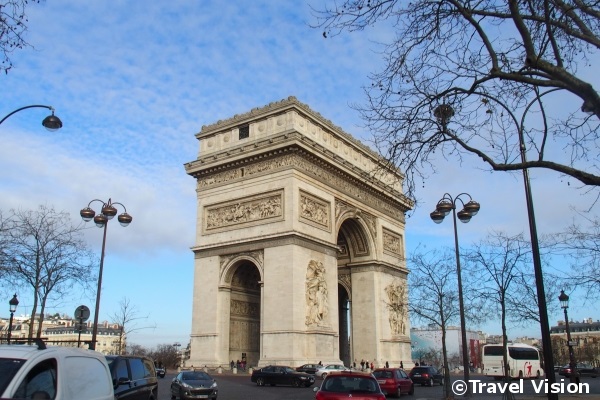 パリの凱旋門には、通常通り観光客の姿が多く見られた。車窓観光で立ち寄る大型バスも