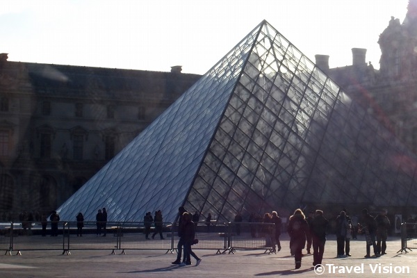 ルーブル美術館のガラスのピラミッド。沢山の観光客が訪れていた