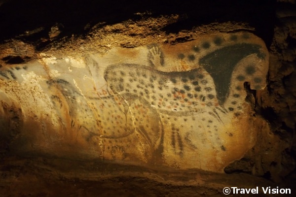 サン・シル・ラポピー付近にある洞窟「ペッシュ・メルル」。先史時代の壁画が残る。馬の絵の横には手形が