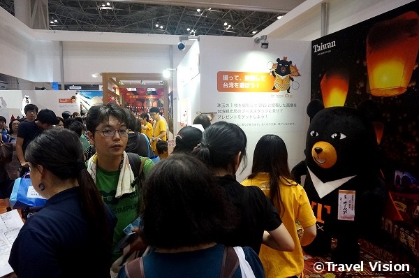 台湾ブースでは熊のゆるキャラ「オーベア」が登場。記念撮影した写真をソーシャルメディアに投稿した人にプレゼントを提供する企画も実施した
