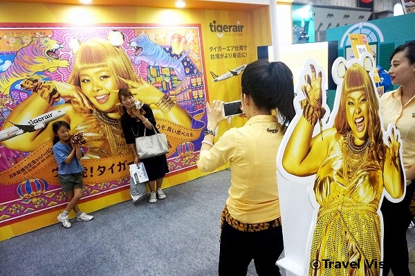 タイガーエア台湾のブースには、イメージキャラクターを務めるお笑い芸人の渡辺直美さんの大きなパネルが。記念撮影も人気だった