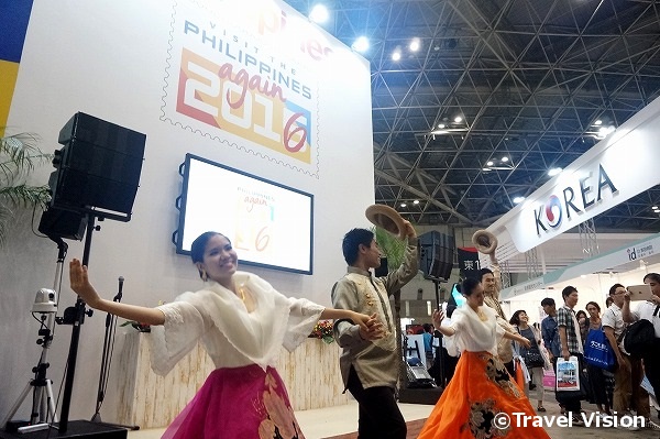 フィリピンのブースでは、東京外国語大学の学生などがダンスを披露した