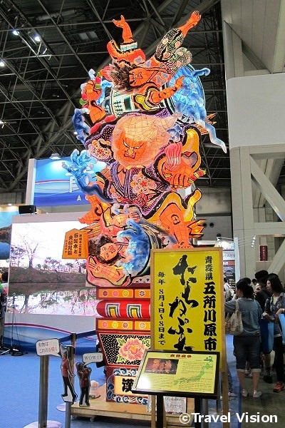 青森県のブースでは、五所川原市で毎年8月に開催される「立佞武多祭り」の小型のたちねぷたが登場。実際の祭りでは20メートルを越えるものも使用される