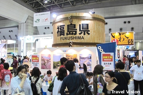 福島県は日本酒の仕込みに使用する木桶をモチーフにしたブースを設置。県産の日本酒の試飲会も実施した