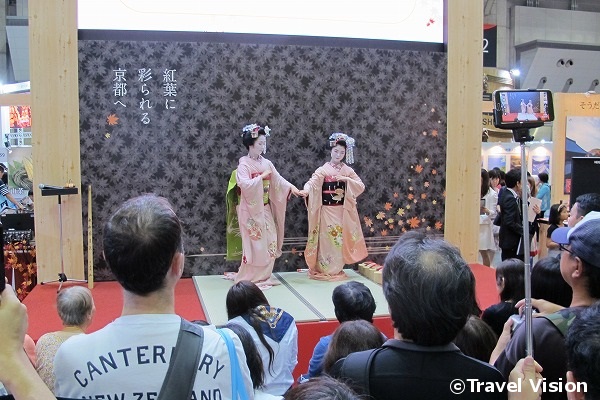 JR東海と京都市観光協会のブースでは舞妓による踊りを披露。来場者は座禅を体験した