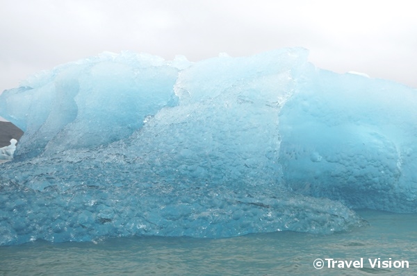 ヨークルサルロンの氷塊は青さが印象的。長い時間をかけて圧縮されて気泡が抜けた氷は、太陽光のうち青い光だけを通すという