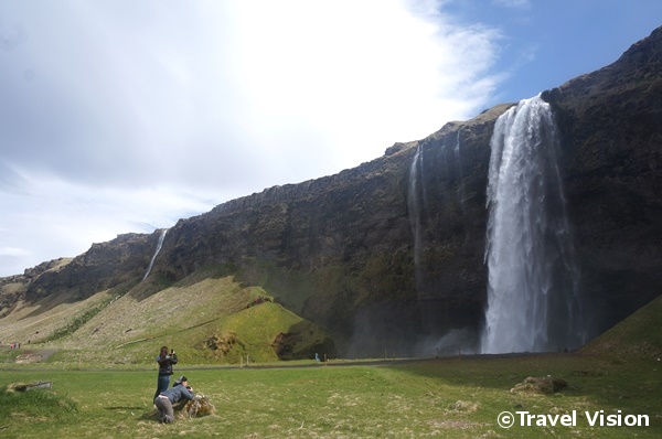 立派な滝が多いのもアイスランドの特徴。写真は南部のセーリャラントスフォスで、落差は60メートル