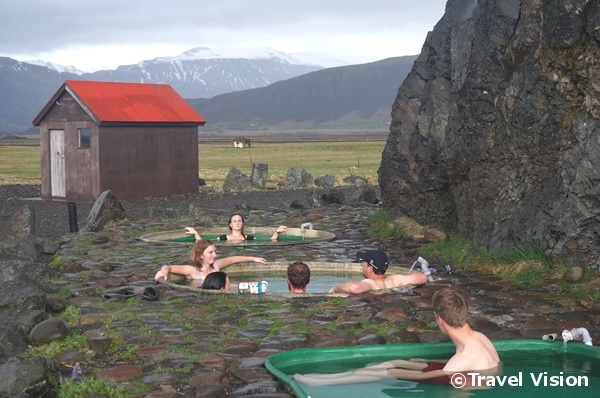 アイスランドは火山活動の活発な国で、各地に温泉が湧いている。地熱を利用した温水プールも多い
