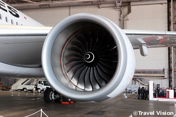 エンジンは、日系航空会社の機材では初の導入となるロールス・ロイス製新世代エンジン「Trent XWB」を採用。騒音の抑制や燃費性能の向上、二酸化炭素・有害物質排出量の低減を実現した、ちなみにXWBは「エクストラ・ワイド・ボディ」を意味する