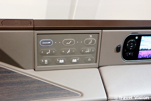 リクライニング用ボタンなどは個人モニター用コントローラーと隣接して設置