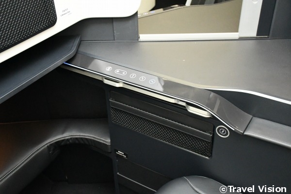 リクライニング用ボタンと収納。シンプルなデザインが印象的。座席カバーは本革だ