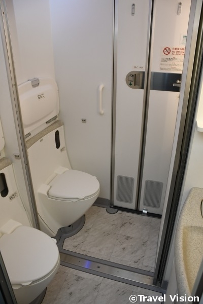 機内のトイレは7ヶ所。前から2列目のトイレは2室を繋げることで車椅子にも対応可能に。また、前方3ヶ所のトイレには温水洗浄便座を設置している