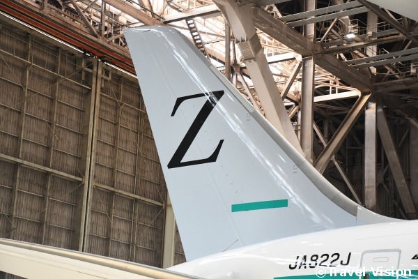 尾翼にはコーポレートカラーのグレーを背景として大きく「Z」の文字を配置。機内は「シンプルでありながら上質感を感じさせる空間づくり」を心がけたという 