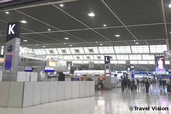 19日15時頃の成田の第2ターミナル。スーツケースを広げて荷物を整理する旅行者の姿も見られず、閑散としている