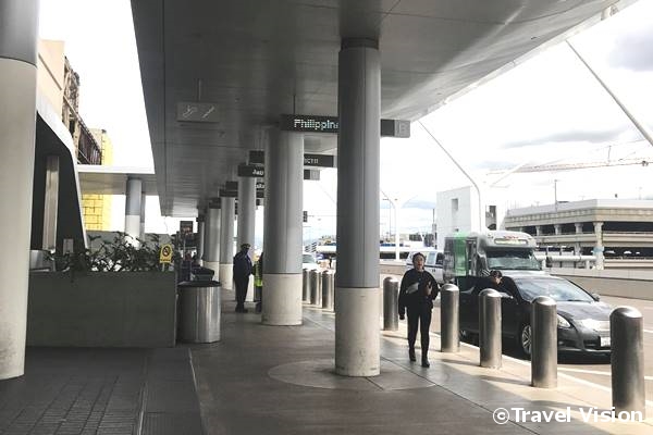 ロサンゼルス国際空港の出発階への入口。いつもは多くの車で混み合うが、この日はスムーズに到着