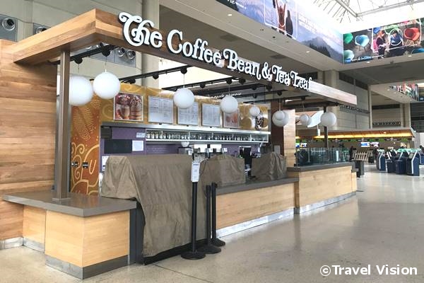 空港内の飲食店は多くが休業していた。写真は日本でも展開している「コーヒービーン&ティーリーフ」