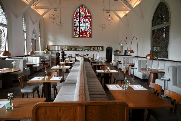 昔の教会を改装したフレンチレストラン「ホワイト・ラビット」は、味も雰囲気も極めて高いレベル。同行したフランス人のオーガナイザーや記者も大絶賛だった。