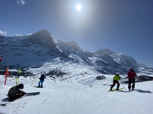 広大なスケールでスキーを楽しめるのもスイスならではの体験