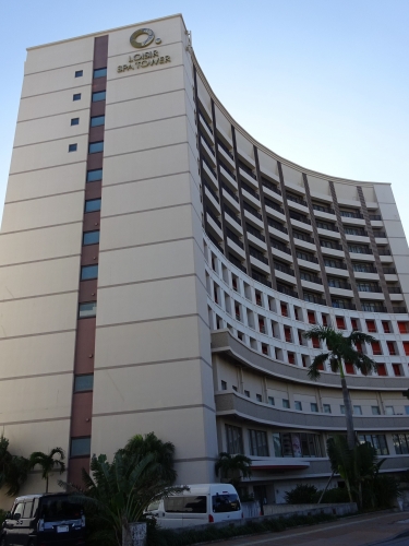ロワジール スパタワー那覇は本館に隣接しており、客室は7階から12階までで89室