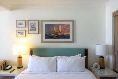 リニューアルのキーワードは「Voyager（航海）」。室内には伝統的な航海カヌー「ホクレア号」をはじめ、ハワイを題材とする作品が飾られている