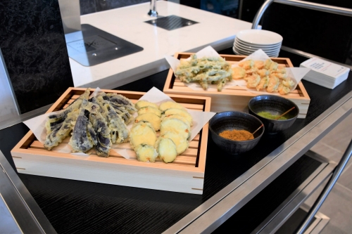 シグネチャーメニューの「季節の野菜の天ぷら」は施設内のキッチンで調理。揚げたてを楽しめる