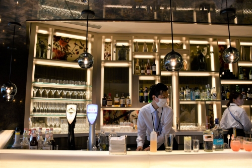 バーテンダーが注文を聞いて酒を提供するフルサービスのバー。米国では有料だが、羽田空港では空港の規定により全てのアルコール類が無料