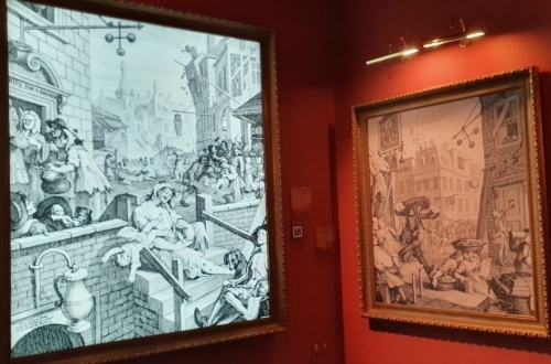 【ビーフィーター】ウィリアム・ホガース作：ジン横丁（左）とビール街（右）。1750年に2枚セットで発行された版画。荒廃した町と人々を描いたジン横丁、健康的で裕福なビール街。いわゆる「ジン狂い」撲滅キャンペーンの目的で制作された作品