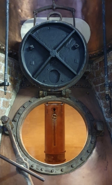 【フラーズ】1823年から1984年まで活躍したオールドコッパーという銅製の煮沸タンク。最初は石炭が使われていた。ミルやこのタンクなど産業革命時代の機械が見られるのは歴史あるフラーズならでは