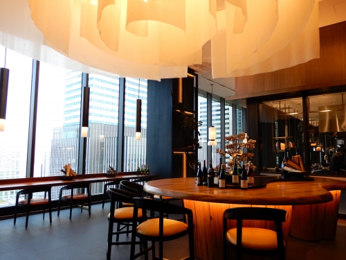 23階にあるレストラン「アイアン・ベイ」。眺望を楽しみながら、神奈川県の食材を取り入れたグリル料理が楽しめる