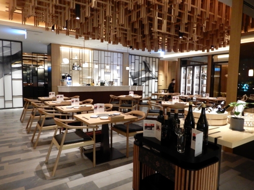 3階のレストラン「喫水線」は現代の居酒屋。創作的な日本料理が楽しめる