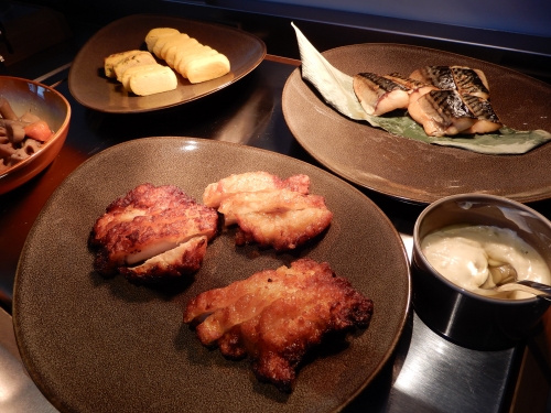 レストランの朝食は和洋の料理が並ぶが、ここは和食が充実している。タルタルソースを添えた鶏南蛮やさつま汁など九州の郷土料理も