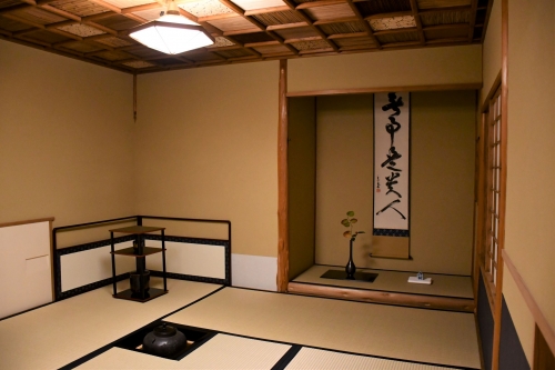 日本料理「山里」の一角には、以前本館にあった「聴松庵」が移築された茶室がある
