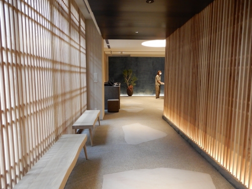 木や石など自然素材を使い、洗い出し仕上げの床が金沢の町に入っていくような感じを醸す