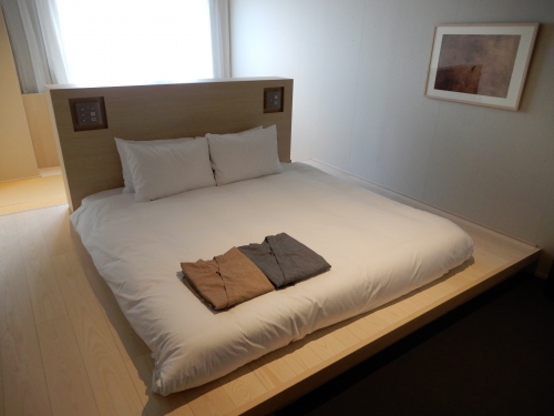 ジャパニーズスタイルキング（コンセプトルーム）は34.8平米。壁寄せではなくベッドを中央に置くスタイルで、奥に一段下がった畳の間がある