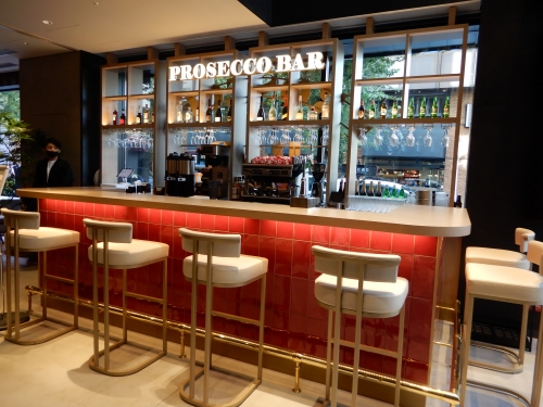 3つのバーとイタリアンレストランはカーディナルが運営。1階の「PROSECCO BAR」では4種のバイザグラスと13種類のボトルを提供