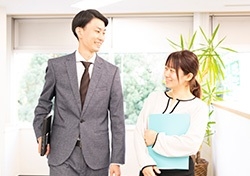 /recruit/images/懇切丁寧にご指導します。全ての業務を網羅した一覧表と手順書に基づいて、教育・研修~実業務を一貫して実施します。先輩が丁寧にサポートしますので、まずは手順書通りに業務を進めて下さい。