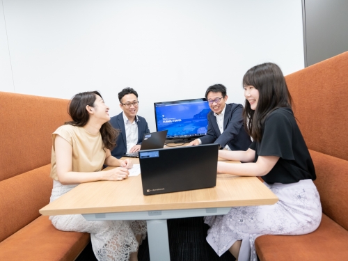 /recruit/images/社員同士のコミュニケーションも多くアットホームな雰囲気です。