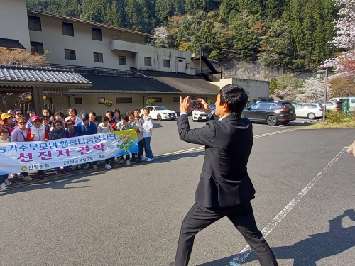 /recruit/images/日本人もあまり知られていない温泉で記念写真