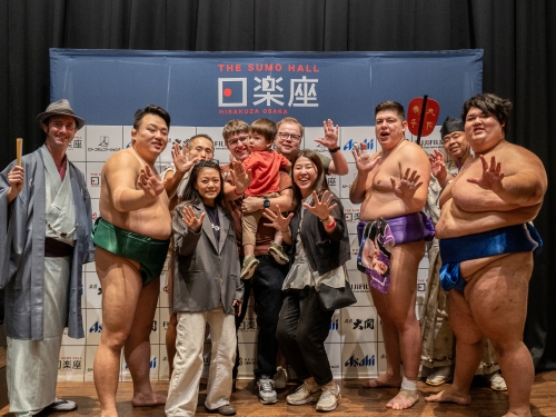 /recruit/images/力士と一緒に写真撮影