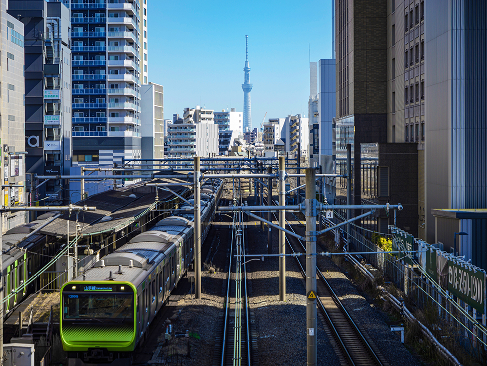 東京スカイツリーと山手線