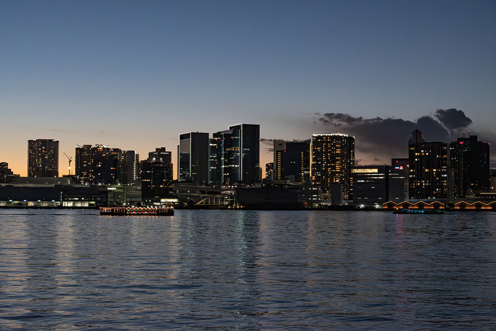夜景と屋形船