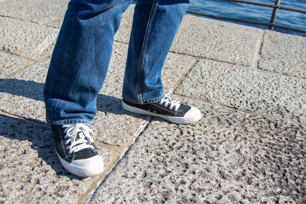 ズボン・スニーカー