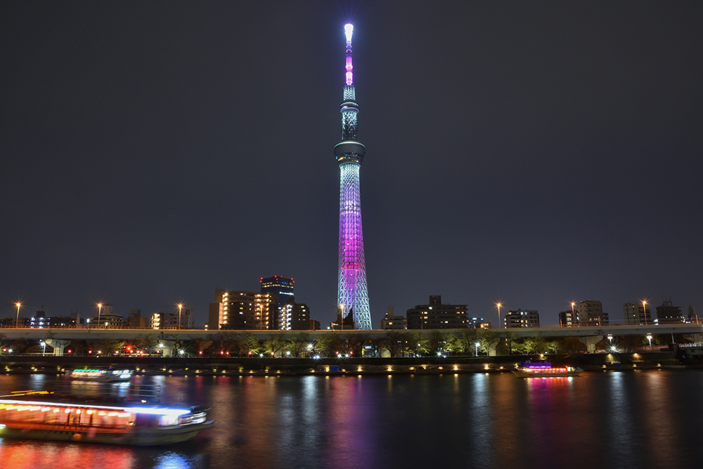 東京スカイツリーと屋形船