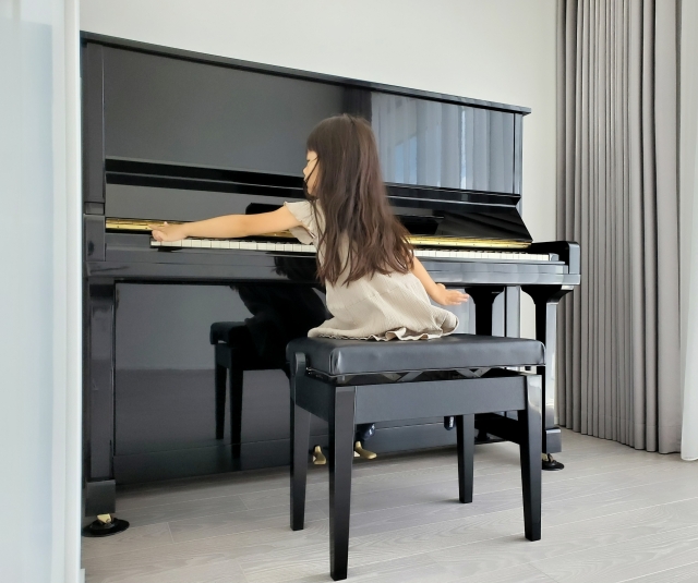 ピアノを弾く子ども