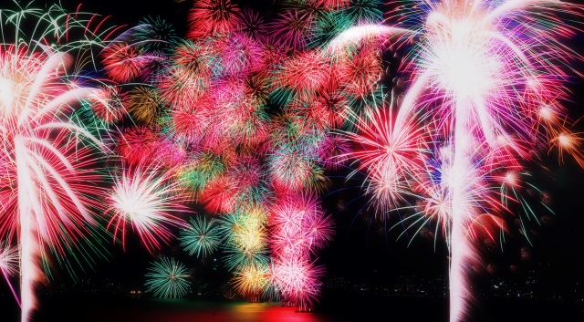幻想的な湖上花火