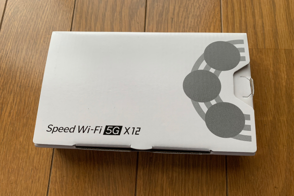 Speed Wi-Fi 5G X12の箱と床の画像